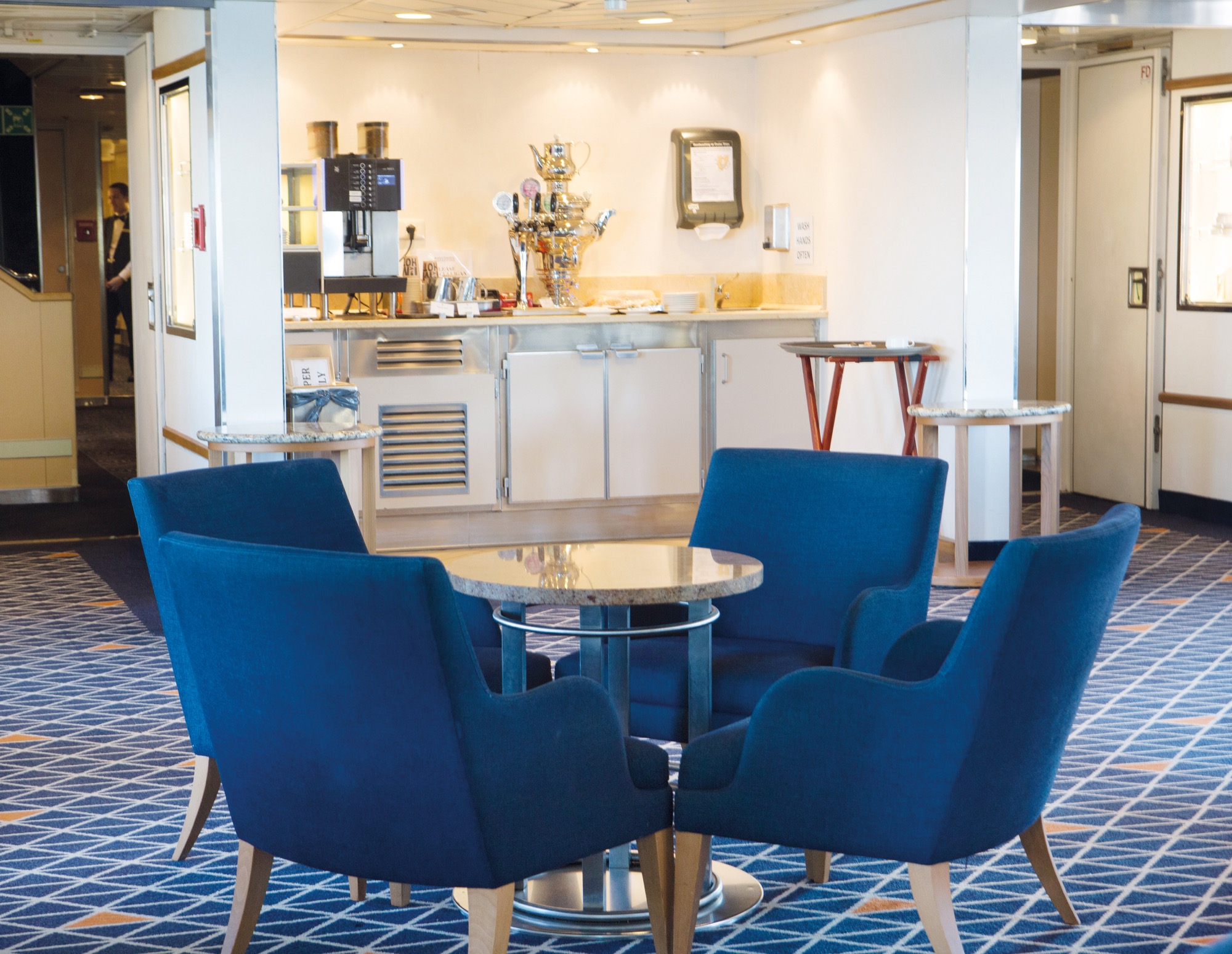 Discoverer Lounge Bar